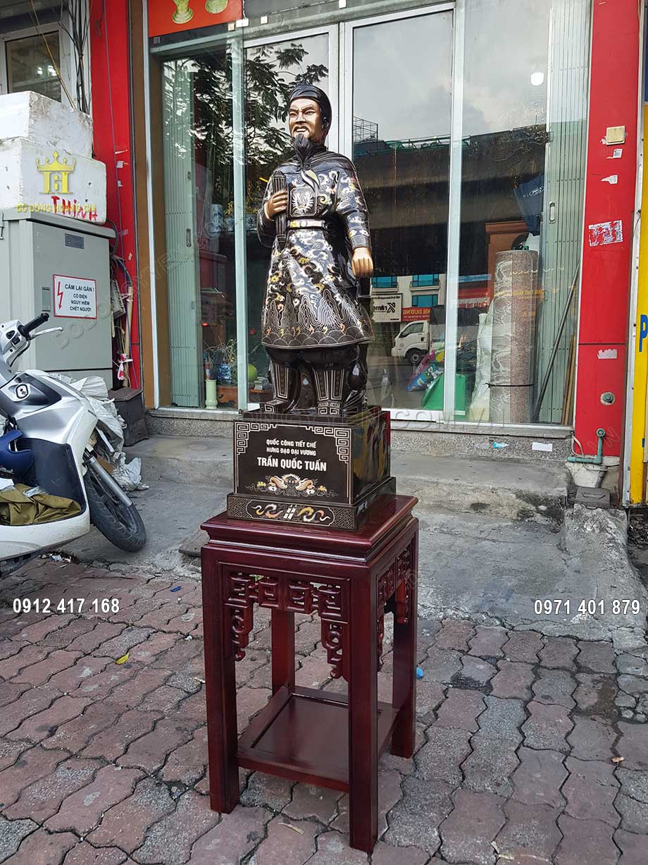 Vật phẩm được đặt tr&ecirc;n bục cao bằng gỗ v&ocirc; c&ugrave;ng chắc chắn